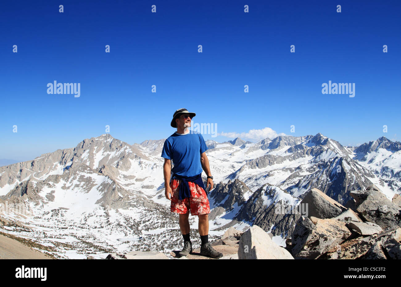 Un homme sur la montagne du Mont Rixford dans Kings Canyon National Park dans les montagnes de la Sierra Nevada et ciel bleu copy space Banque D'Images