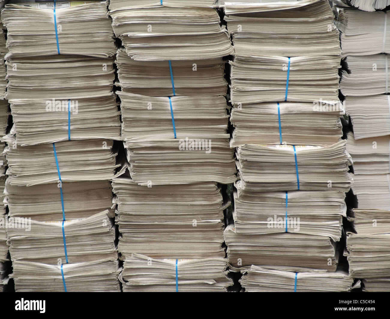 Pile de journaux disposés dans un ordre Banque D'Images
