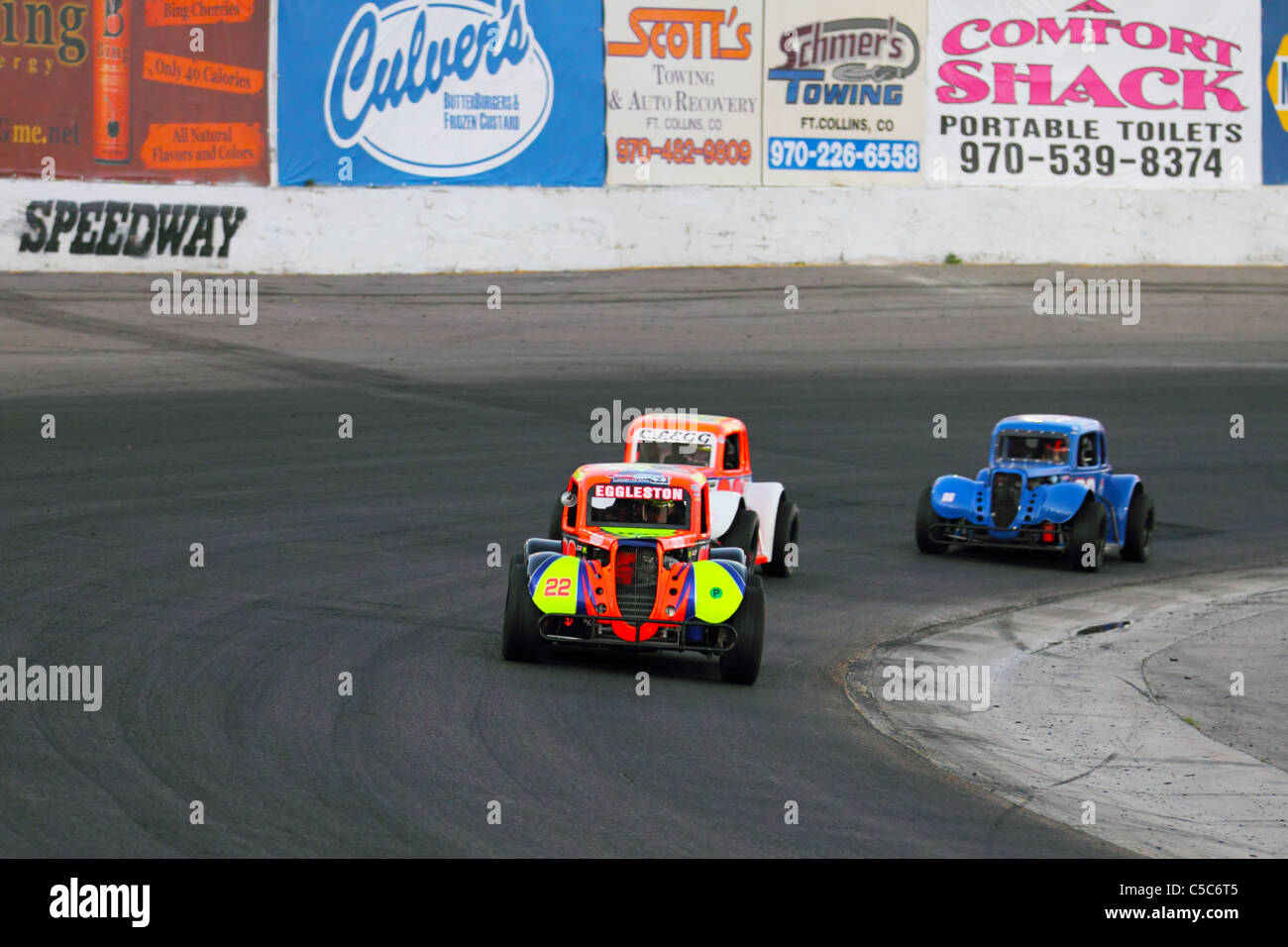 Denver, Colorado - Chris Eggleston tours tourner quatre légendes dans sa voiture de course à la Colorado National Speedway Banque D'Images