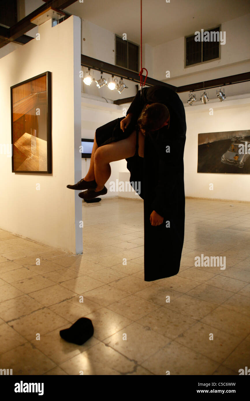 Ilia Efimovitch un jeune artiste israélien tête en bas du plafond lors d'un diplôme d'art à Minshar School for Arts and Design à Tel Aviv. Israël Banque D'Images