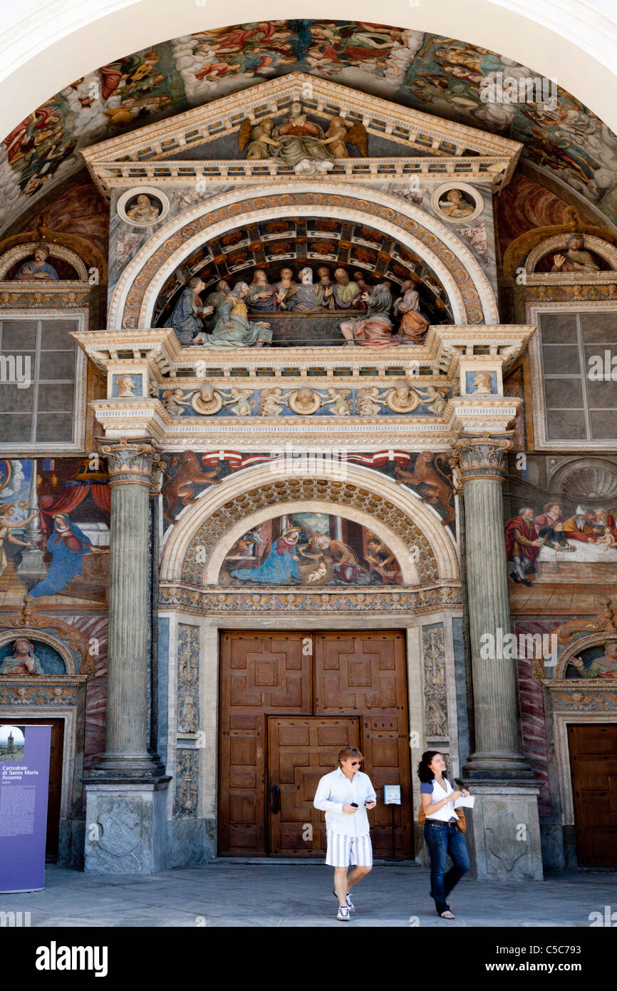 L'entrée de la cathédrale de l'assomption de Saint Mary's, à Aoste (Italie). Entrée de la cathédrale d'Aoste (Italie). Banque D'Images