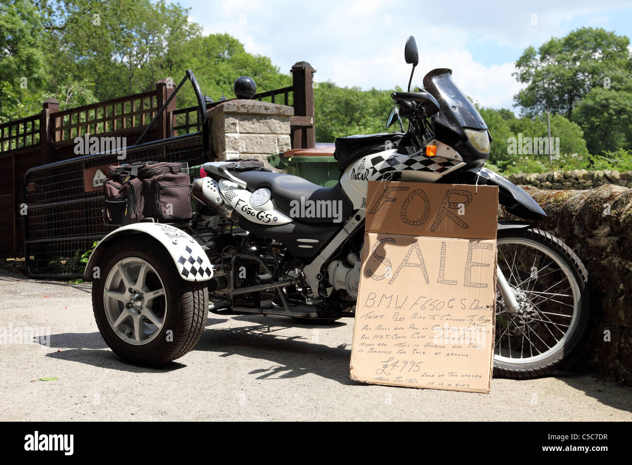 Une BMW F650GS Dakar trike pour la vente au Royaume-Uni. Banque D'Images