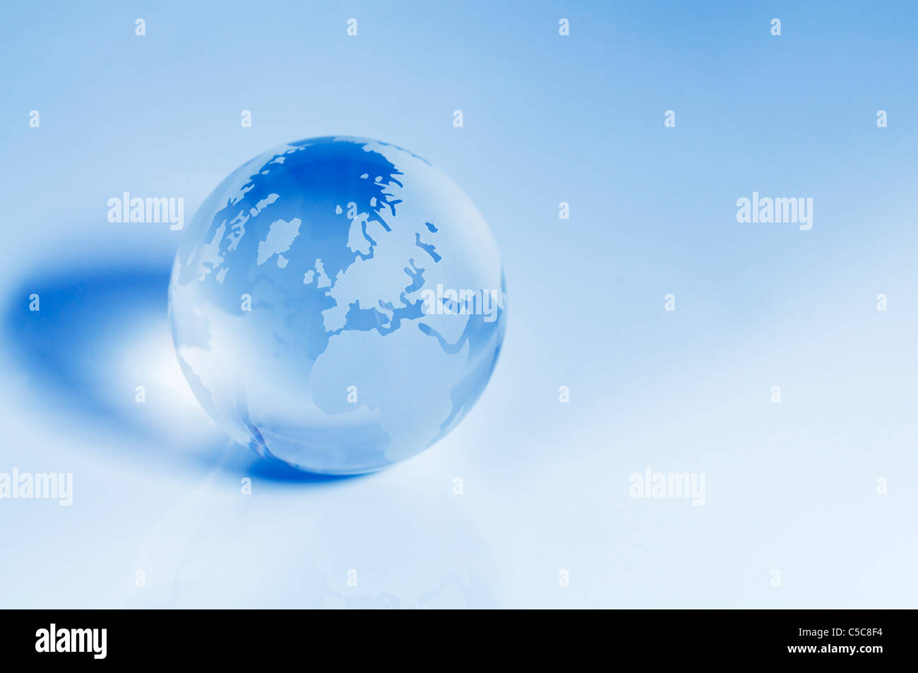 Globe de cristal bleu en se concentrant sur l'Europe et l'Afrique. Banque D'Images
