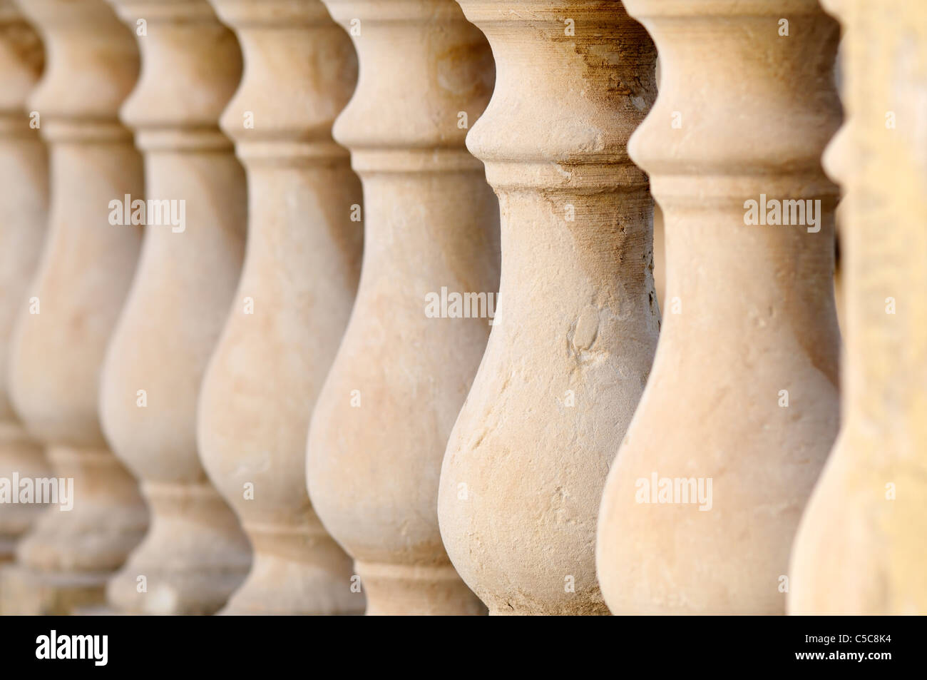 Close up detail avec la profondeur de champ de balustrade avec colonnes de grès beige. Banque D'Images