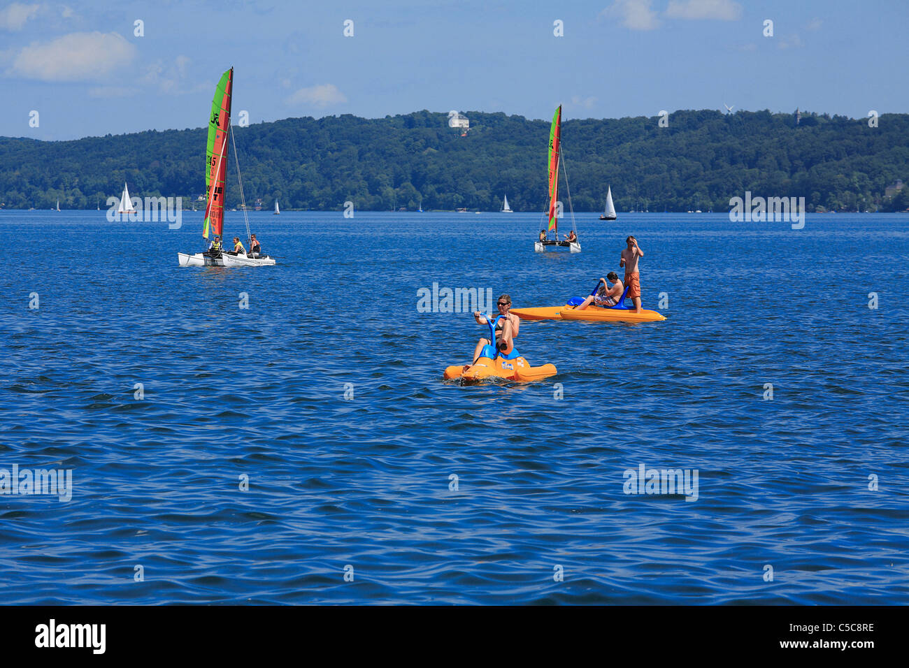 Pédalo et planche à voile au lac de Starnberg ville de tutzing bavaria  allemagne europe Photo Stock - Alamy