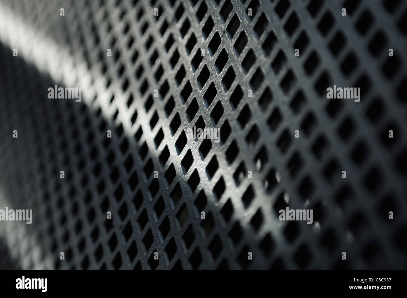 Ancienne grille métallique en perspective, profondeur de champ. Banque D'Images