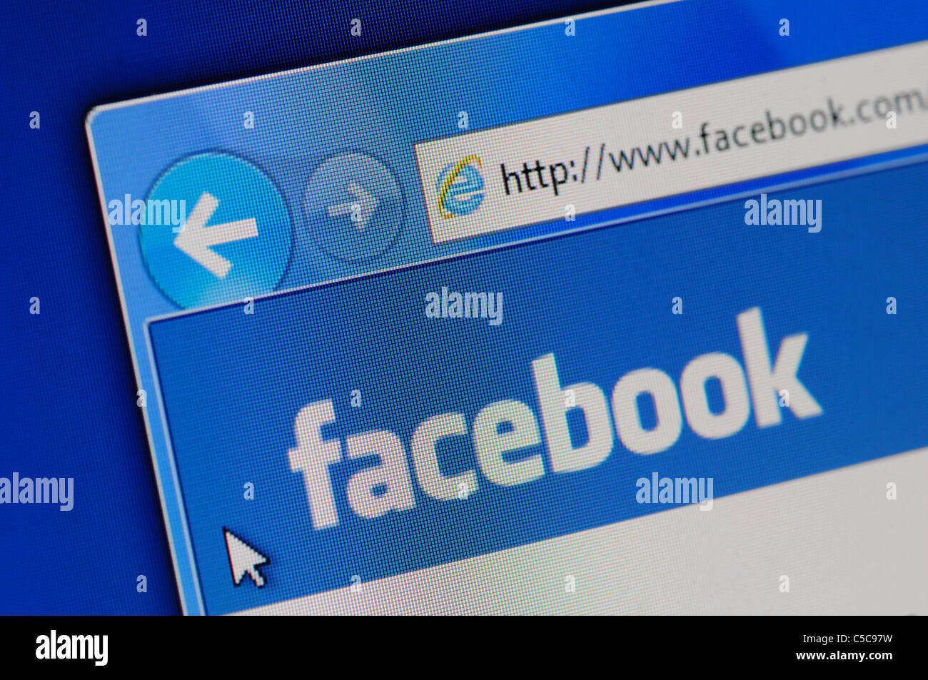 Le site internet Facebook dans le navigateur Internet Explorer ; montrant sa page d'accueil logo affiché sur un écran d'ordinateur portable. Banque D'Images