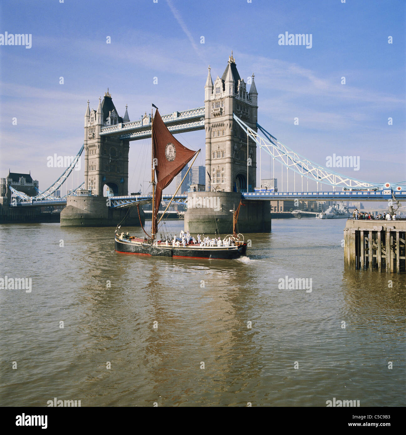 Barge à voile en face de Tower Bridge, Londres, Angleterre, Grande-Bretagne, Royaume-Uni, GO Banque D'Images