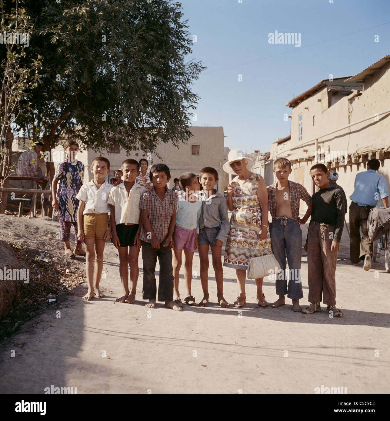 Personnes âgées touristes anglais avec les enfants de l'Ouzbékistan en Asie centrale Banque D'Images