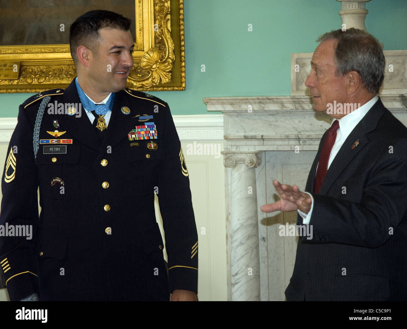 Récipiendaire de la médaille d'honneur de l'Armée US Le Sgt. 1st. Class Leroy Petry Rencontre avec Michael Bloomberg, maire de la ville de New York, Banque D'Images