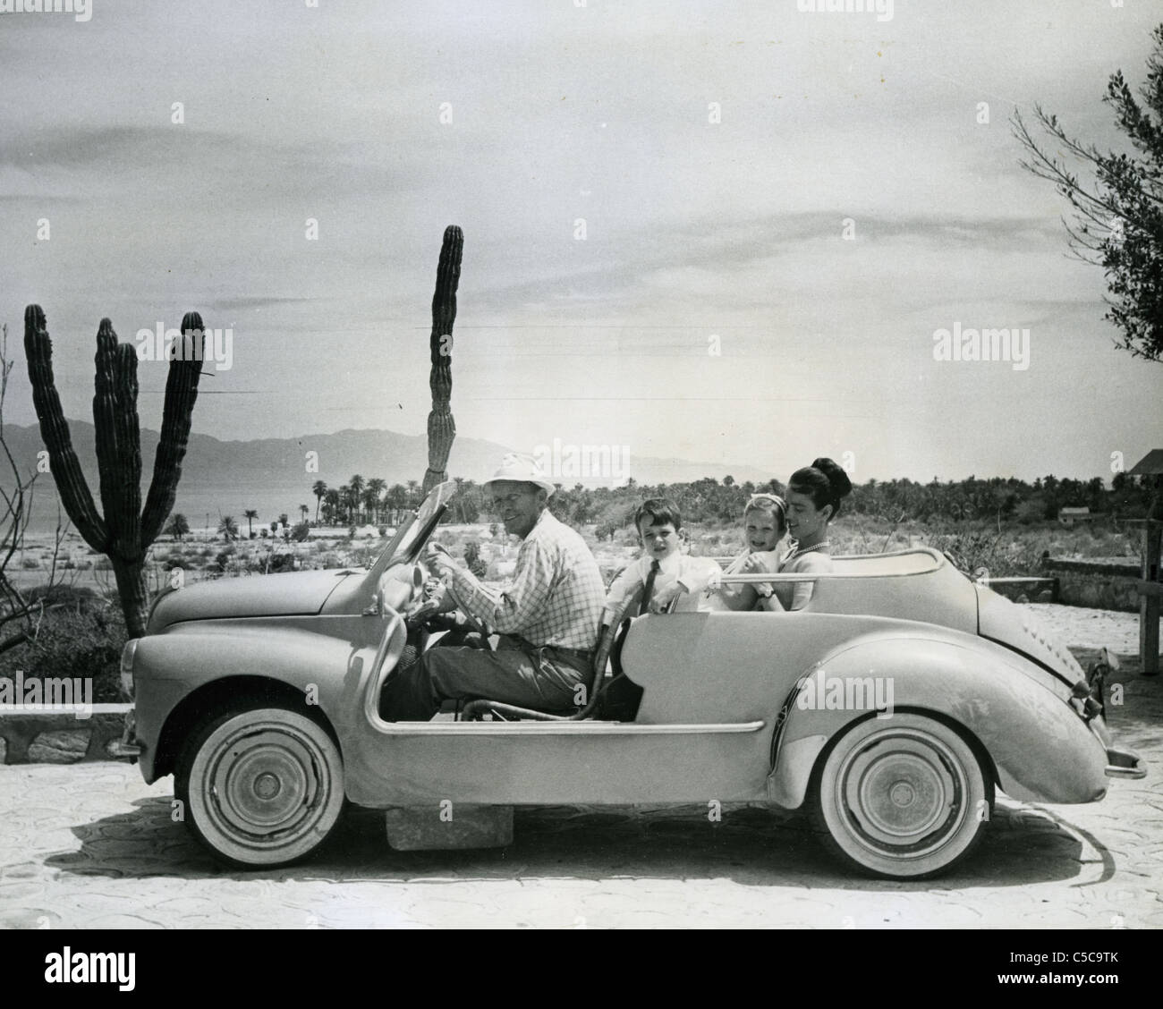 BING Crosby en 1963 avec deuxième épouse Kathryn et deux de leurs enfants, Marie et Harry Banque D'Images