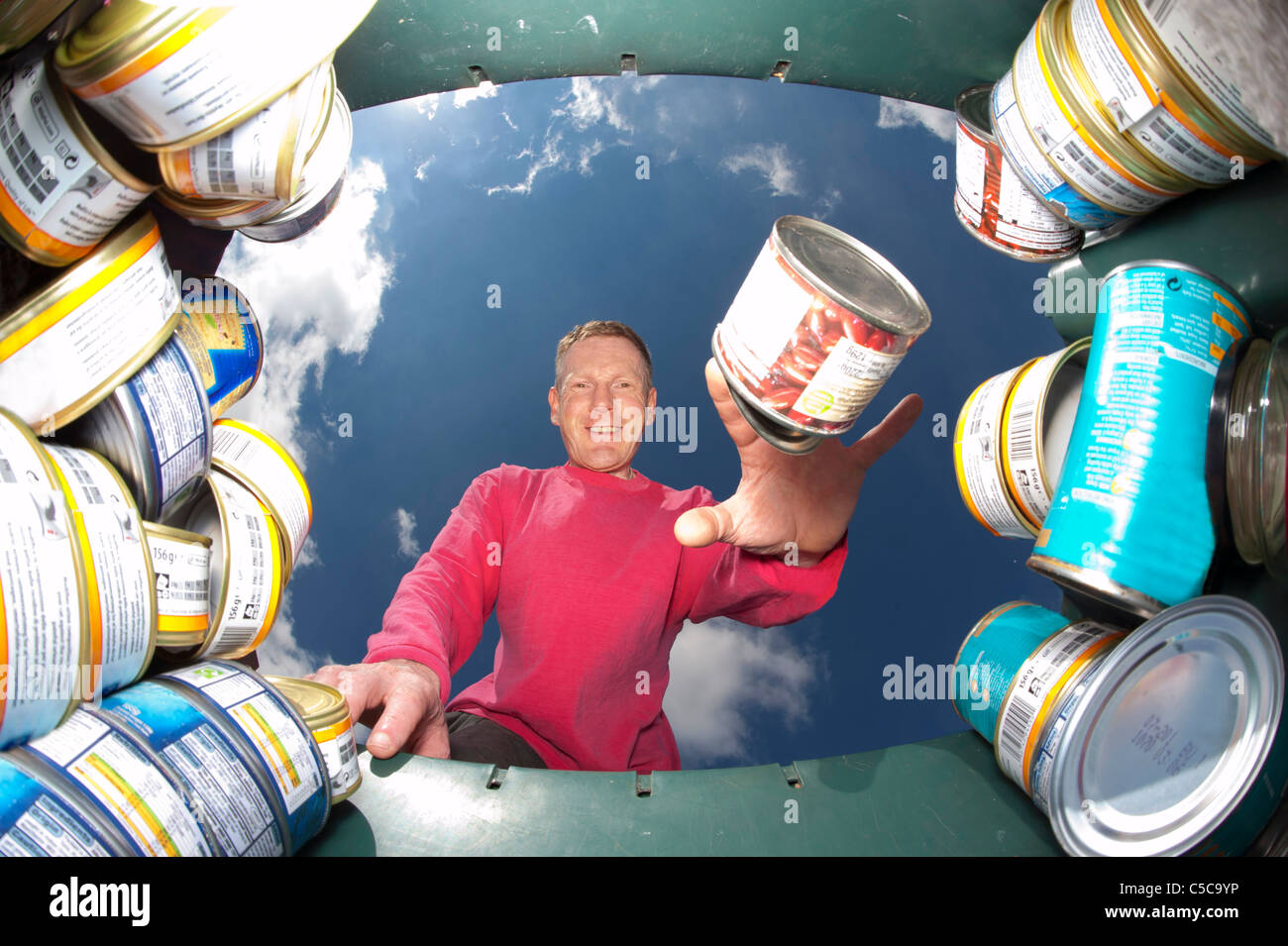Man throwing metal peut en bac de recyclage pour le recyclage vert Banque D'Images