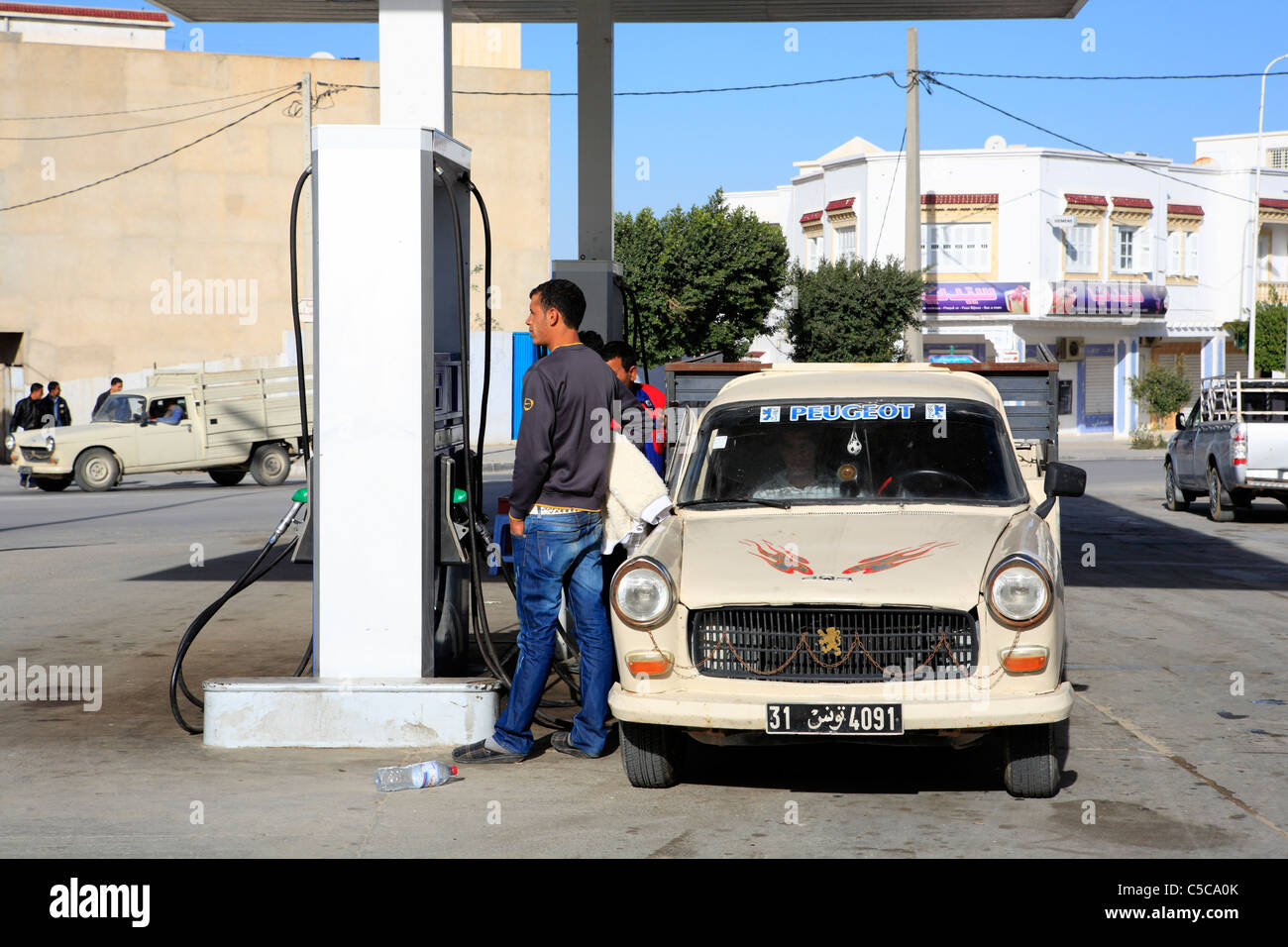 Vieille voiture sur station de carburant, Kairouan, Tunisie Banque D'Images
