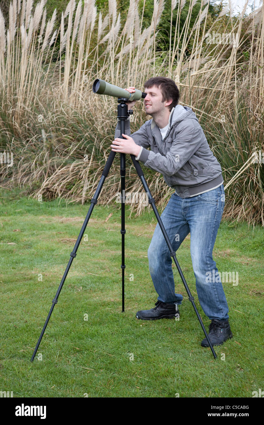 L'homme à l'aide d'un télescope, observation des oiseaux Banque D'Images