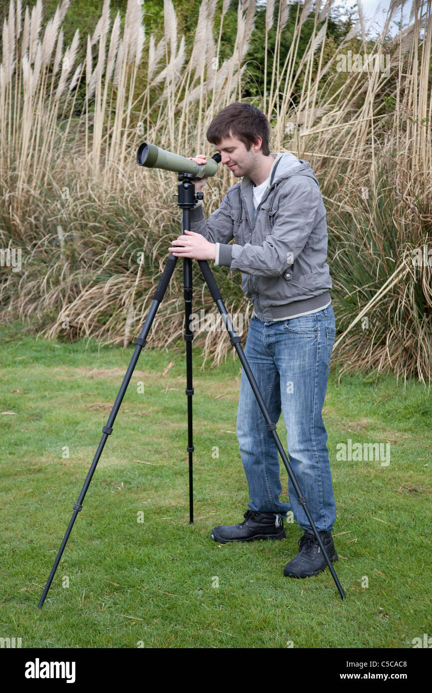 L'homme à l'aide d'un télescope, observation des oiseaux Banque D'Images