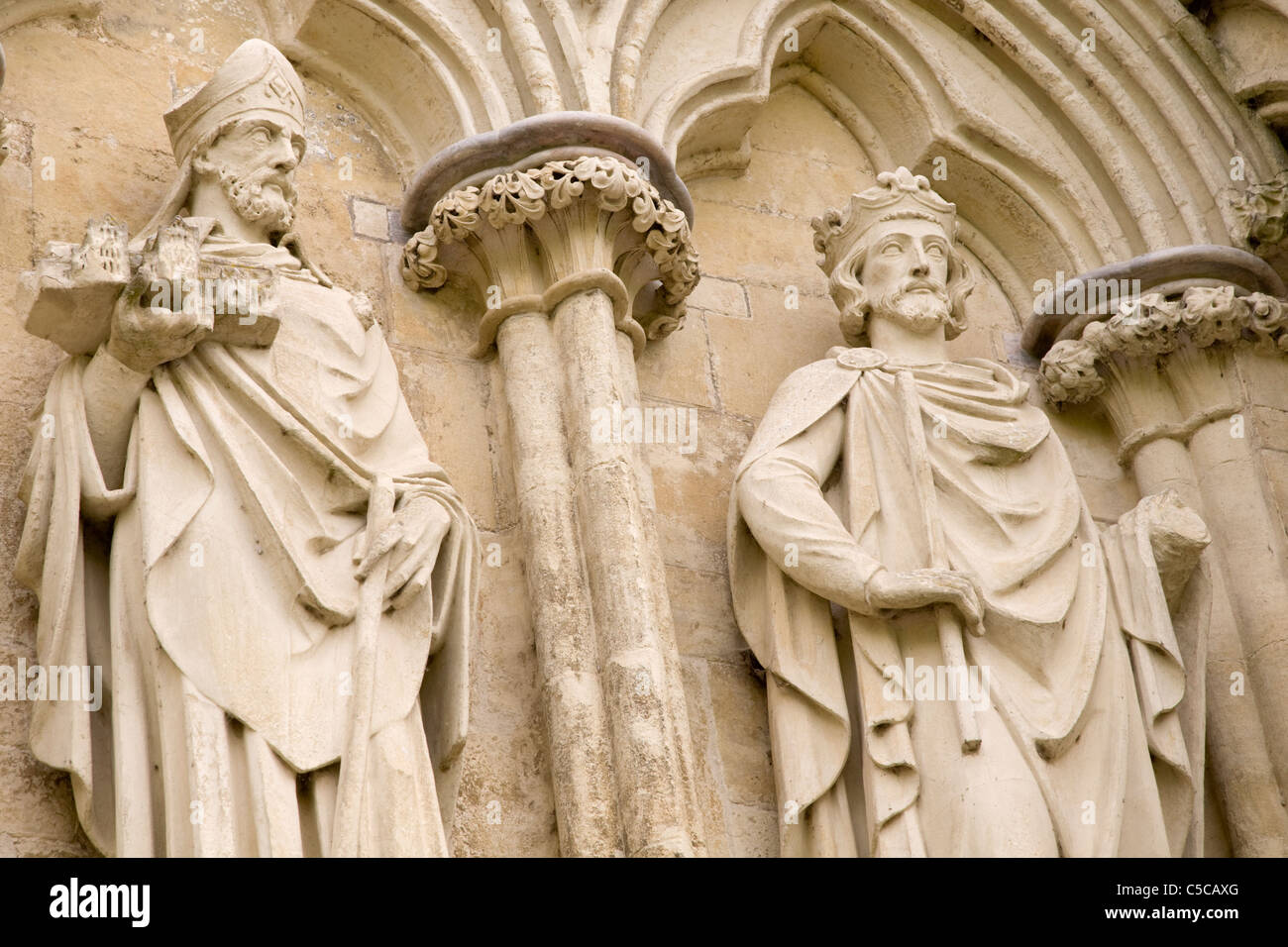 Statue sur la cathédrale de Salisbury, Wiltshire, Angleterre Banque D'Images