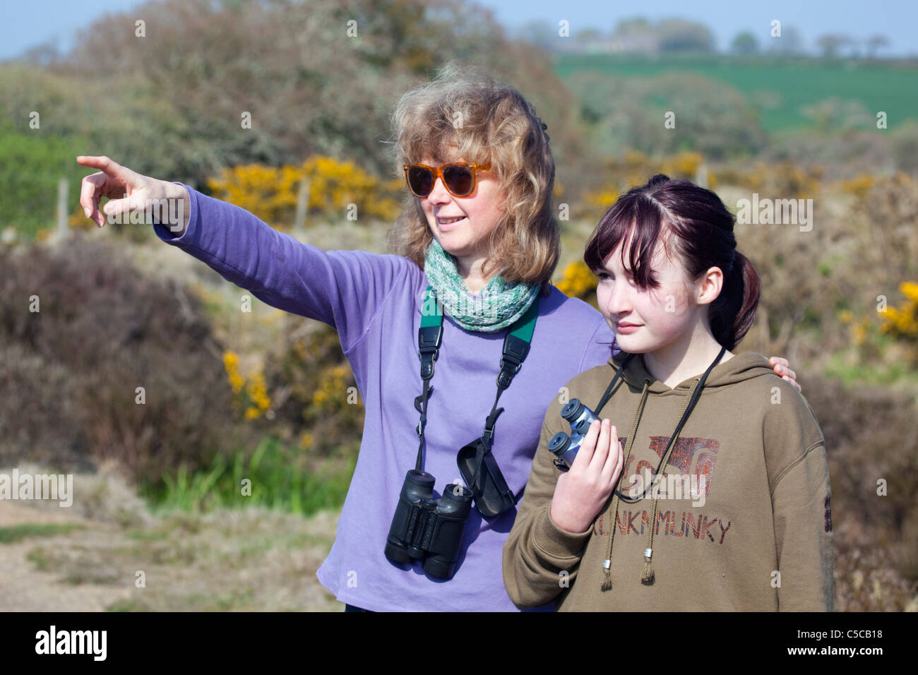 Femme et fille l'observation des oiseaux ; Cornwall Banque D'Images