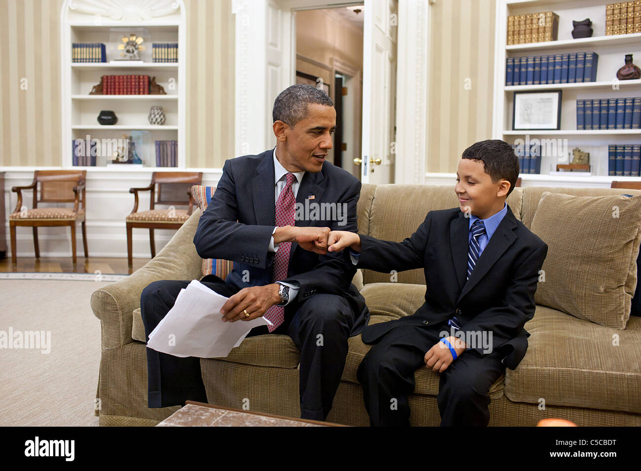 Le président Barack Obama fist-bosses Make-A-Wish enfant Diego Diaz porté à la Maison Blanche comme son désir. Banque D'Images