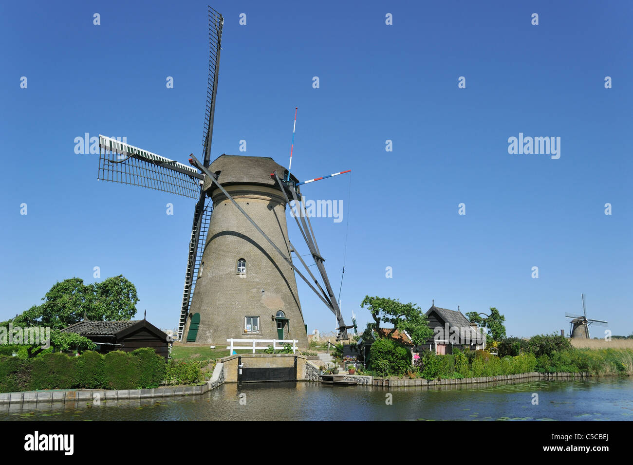 Moulin de drainage en pierre le long de canal à Kinderdijk, Site du patrimoine mondial de l'UNESCO au sud de la Hollande, les Pays-Bas Banque D'Images