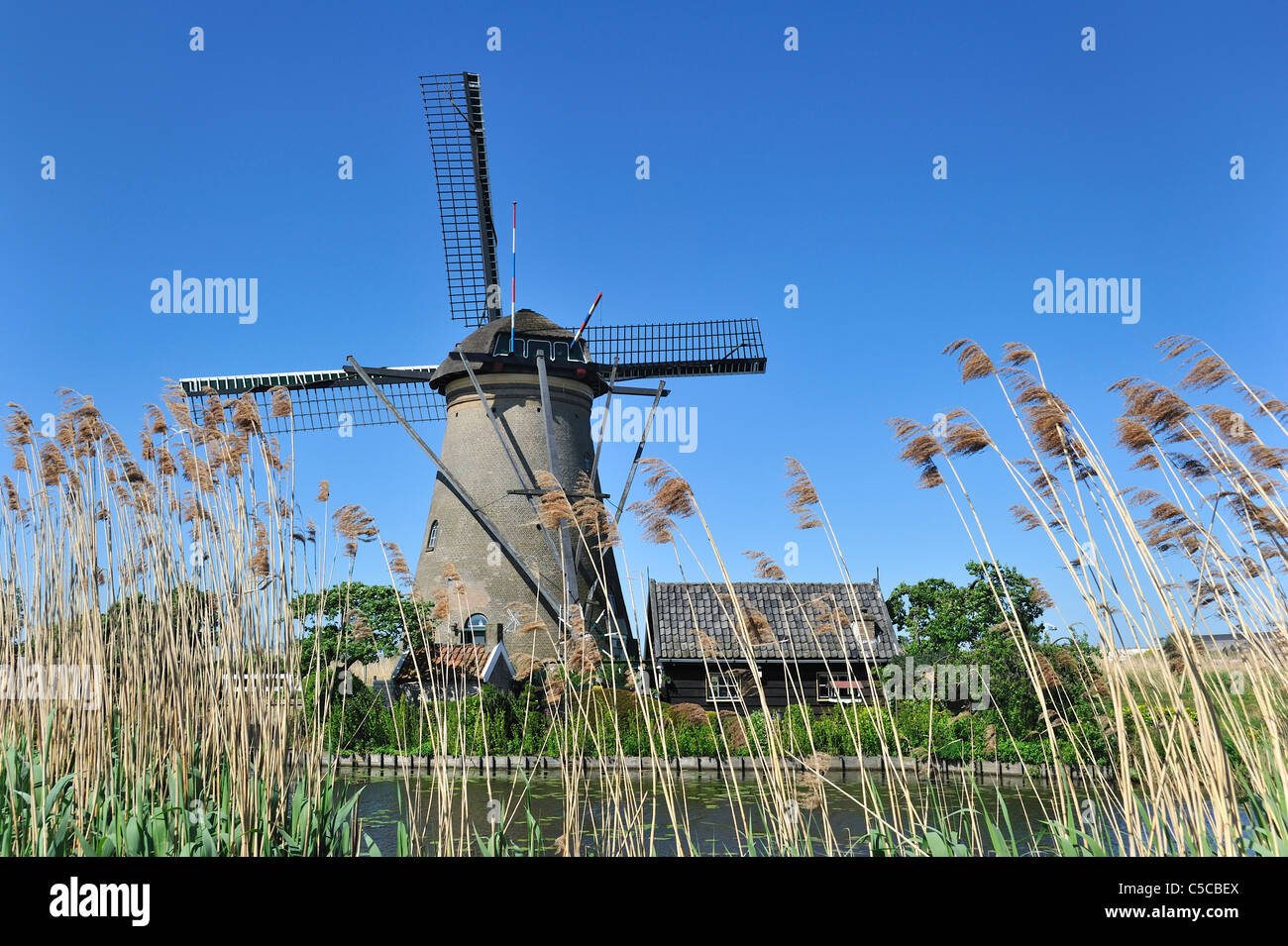 Moulin de drainage en pierre le long de canal à Kinderdijk, Site du patrimoine mondial de l'UNESCO au sud de la Hollande, les Pays-Bas Banque D'Images