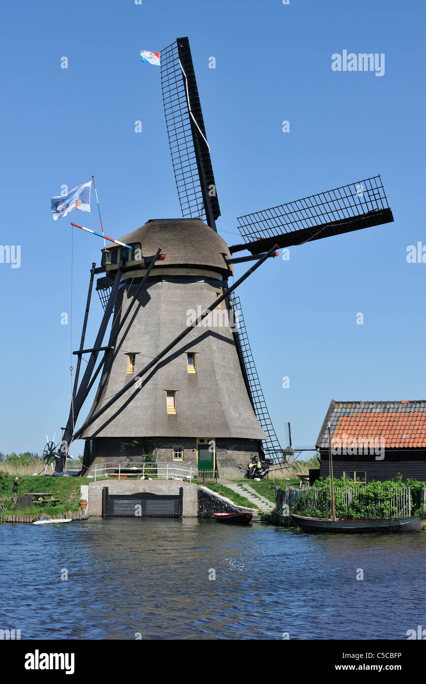 Polder moulin de chaume le long de canal à Kinderdijk, Site du patrimoine mondial de l'UNESCO au sud de la Hollande, les Pays-Bas Banque D'Images