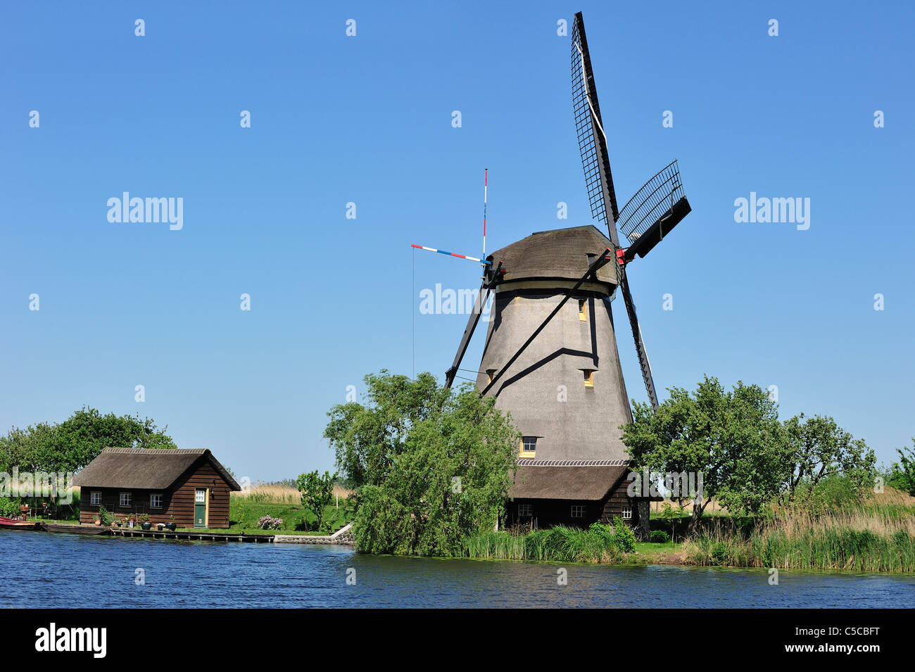 Polder moulin de chaume à Kinderdijk, Site du patrimoine mondial de l'UNESCO au sud de la Hollande, les Pays-Bas Banque D'Images