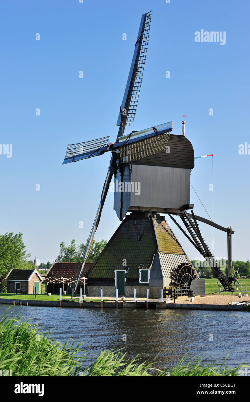 Moulin à vent en bois post creux le long de canal à Kinderdijk, Site du patrimoine mondial de l'UNESCO au sud de la Hollande, les Pays-Bas Banque D'Images