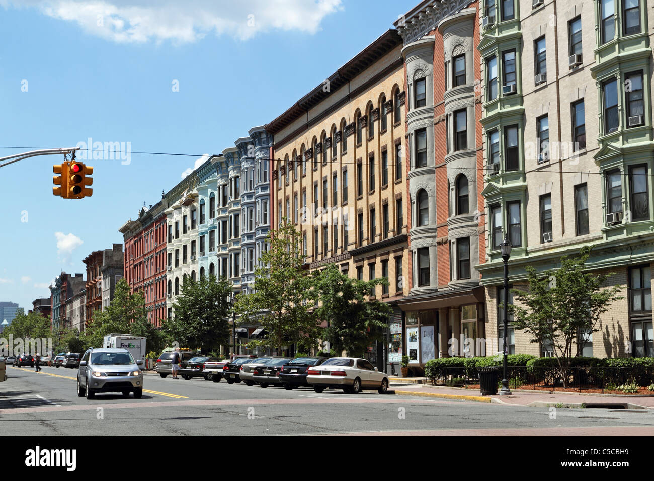 De nombreux 19e siècle en rangée et en copropriété et d'immeubles d'appartements line Washington Street, l'artère principale dans la ville de Hoboken, NJ Banque D'Images