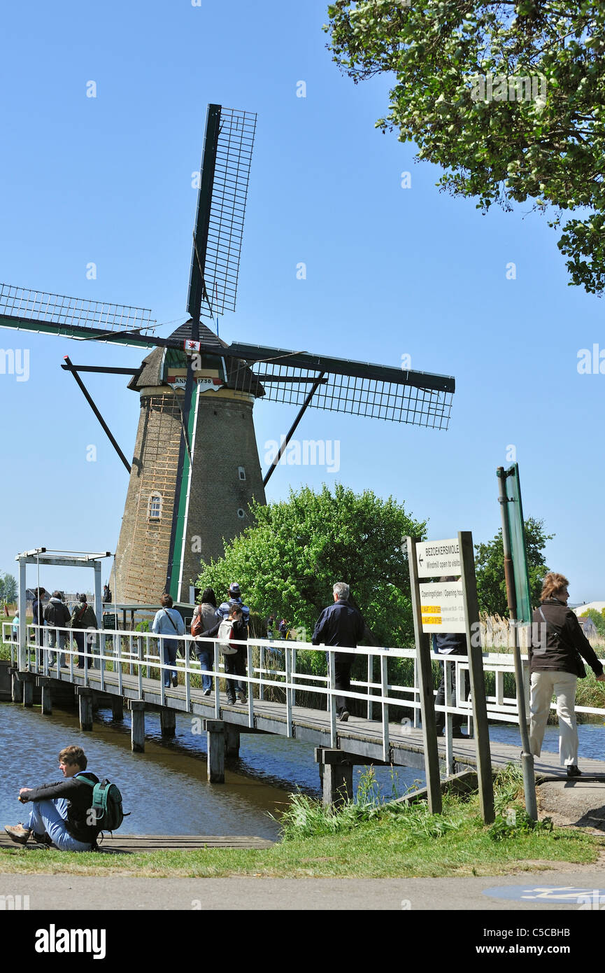 Les touristes visitant le drainage pierre moulin à Kinderdijk, Site du patrimoine mondial de l'UNESCO au sud de la Hollande, les Pays-Bas Banque D'Images