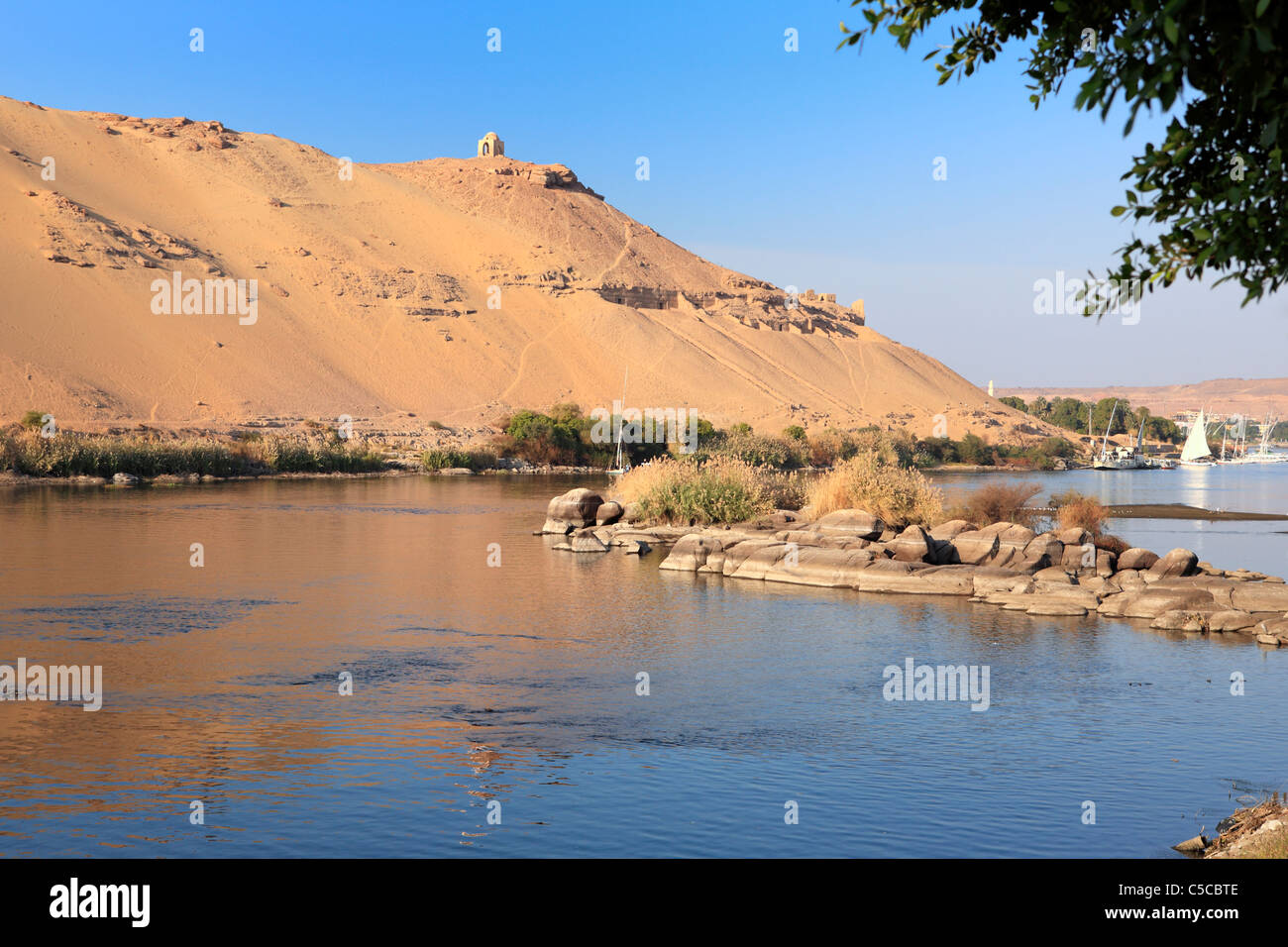 Désert sur la rive ouest du Nil, vue depuis l'île de Kitchener, Assouan, Egypte Banque D'Images