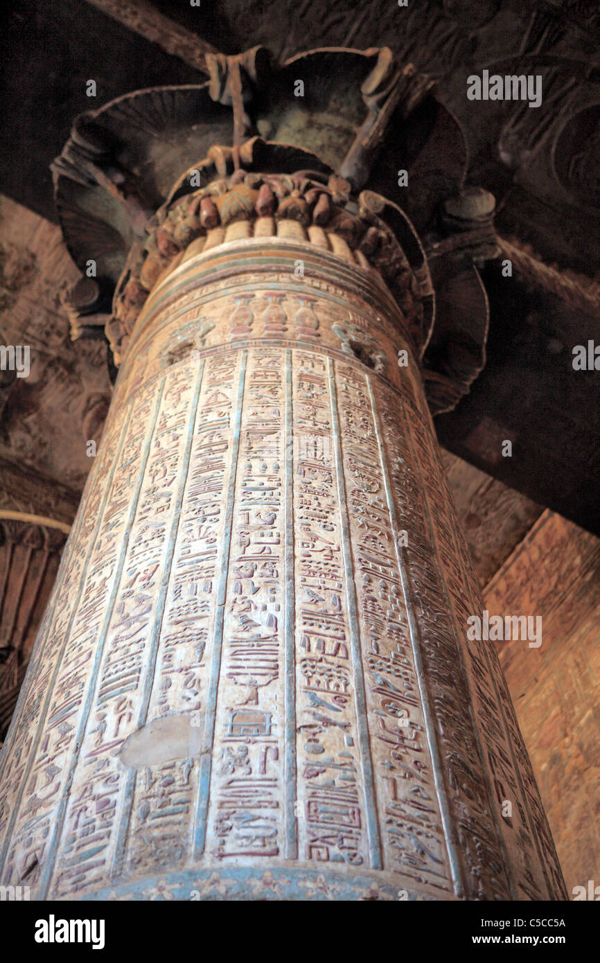 Intérieur du Temple de Khnoum, Esna, Egypte Banque D'Images