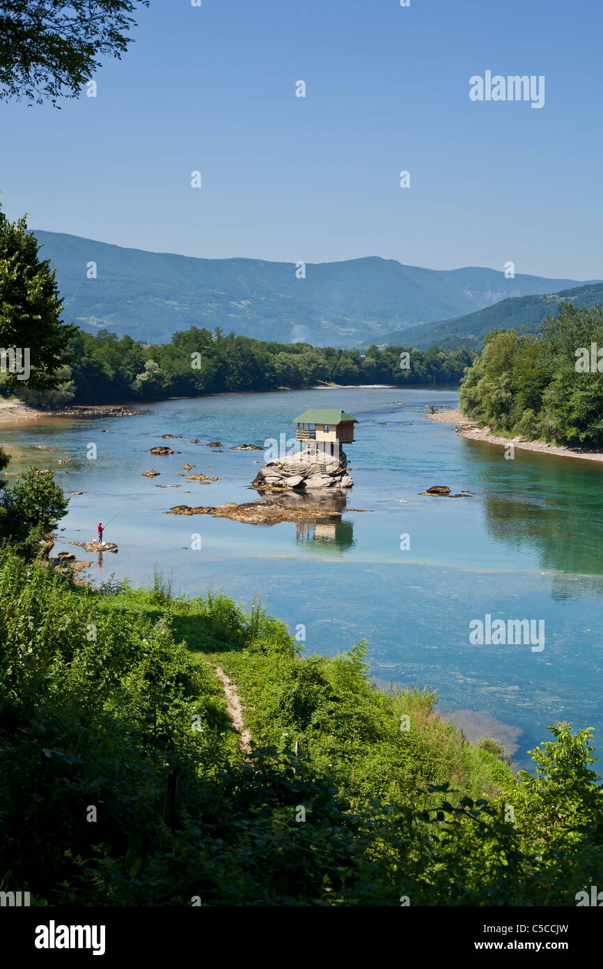 Drina, Serbie, petite maison en bois sur l'eau Banque D'Images