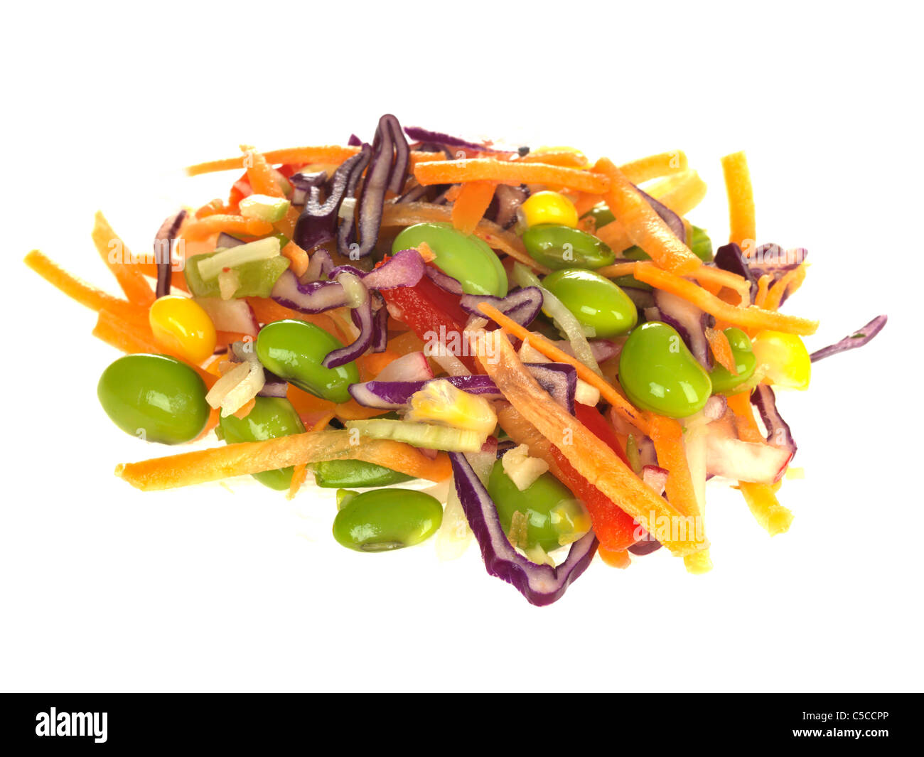 Style Oriental authentique fraîche salade végétarienne avec Edamame Beans Carottes et maïs doux contre un fond uni avec aucun peuple et Copy Space Banque D'Images