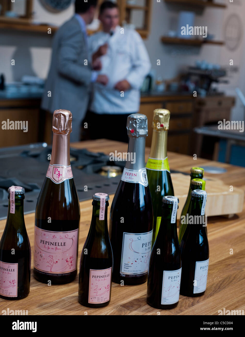 Paris, France, bouteilles, Champagne français sur Display Industry Trade Show, bar intérieur france, Foire exposition, Champagne douanier français, détail Banque D'Images