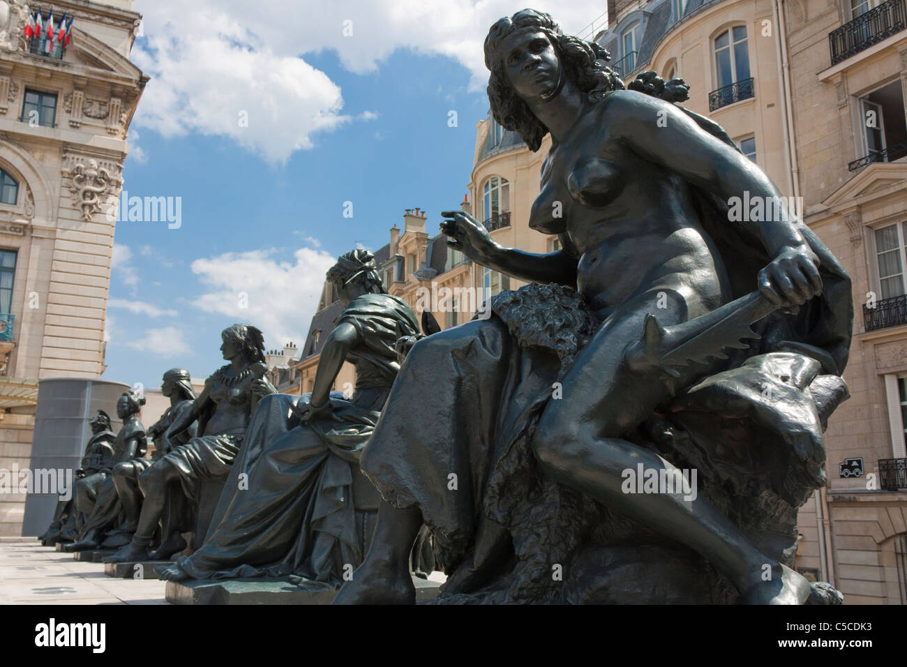 Plusieurs statues de bronze à l'avant o le Musée d'Orsay, Paris, France Banque D'Images