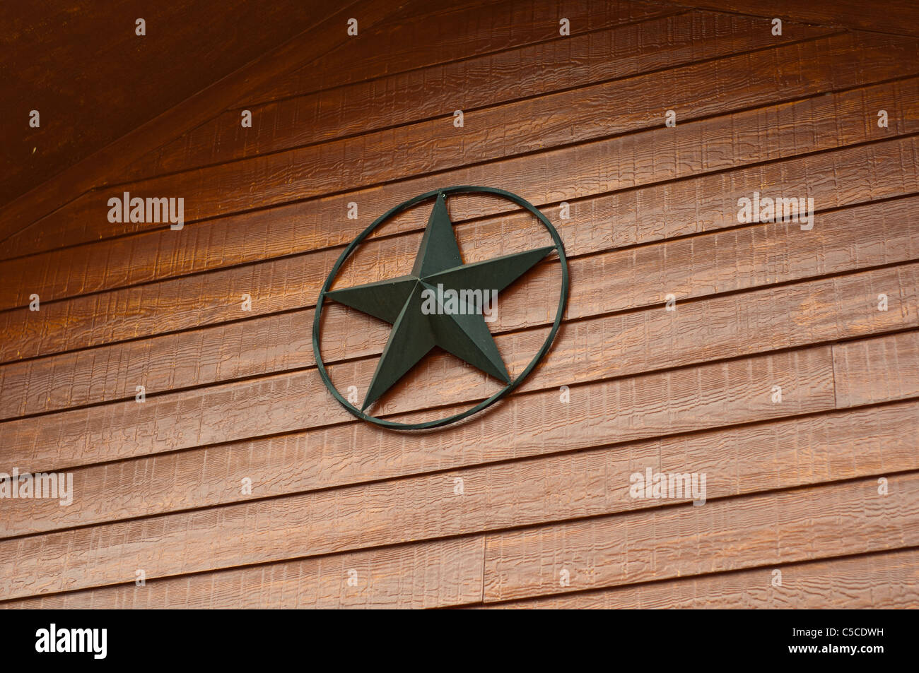 Metal rustique star sur maison en bois Banque D'Images