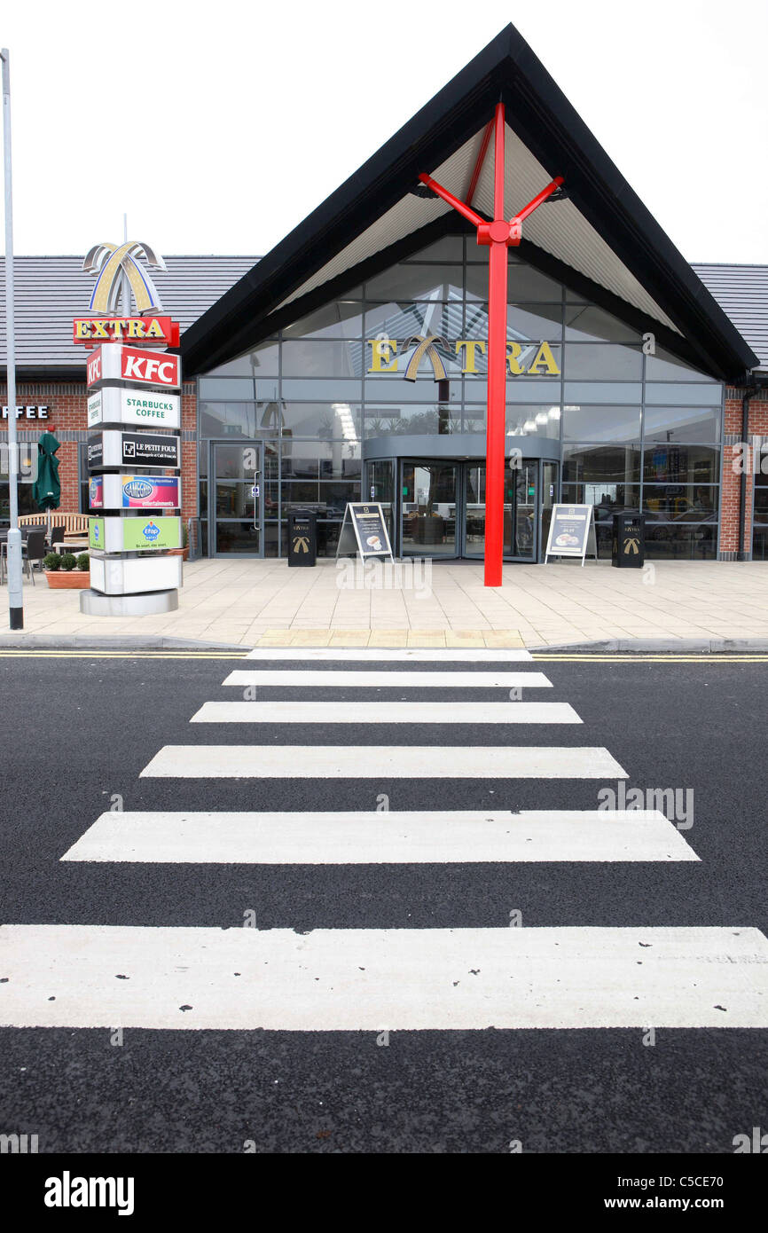 Passage pour piétons au service station Banque D'Images