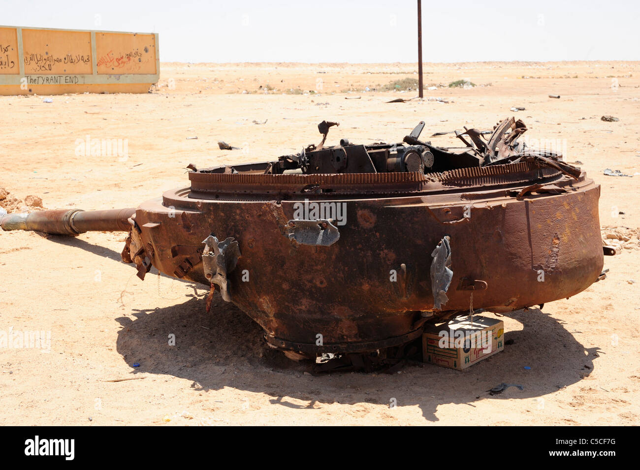 Un blow up, détruit la Libye T54 tank dans le désert Banque D'Images