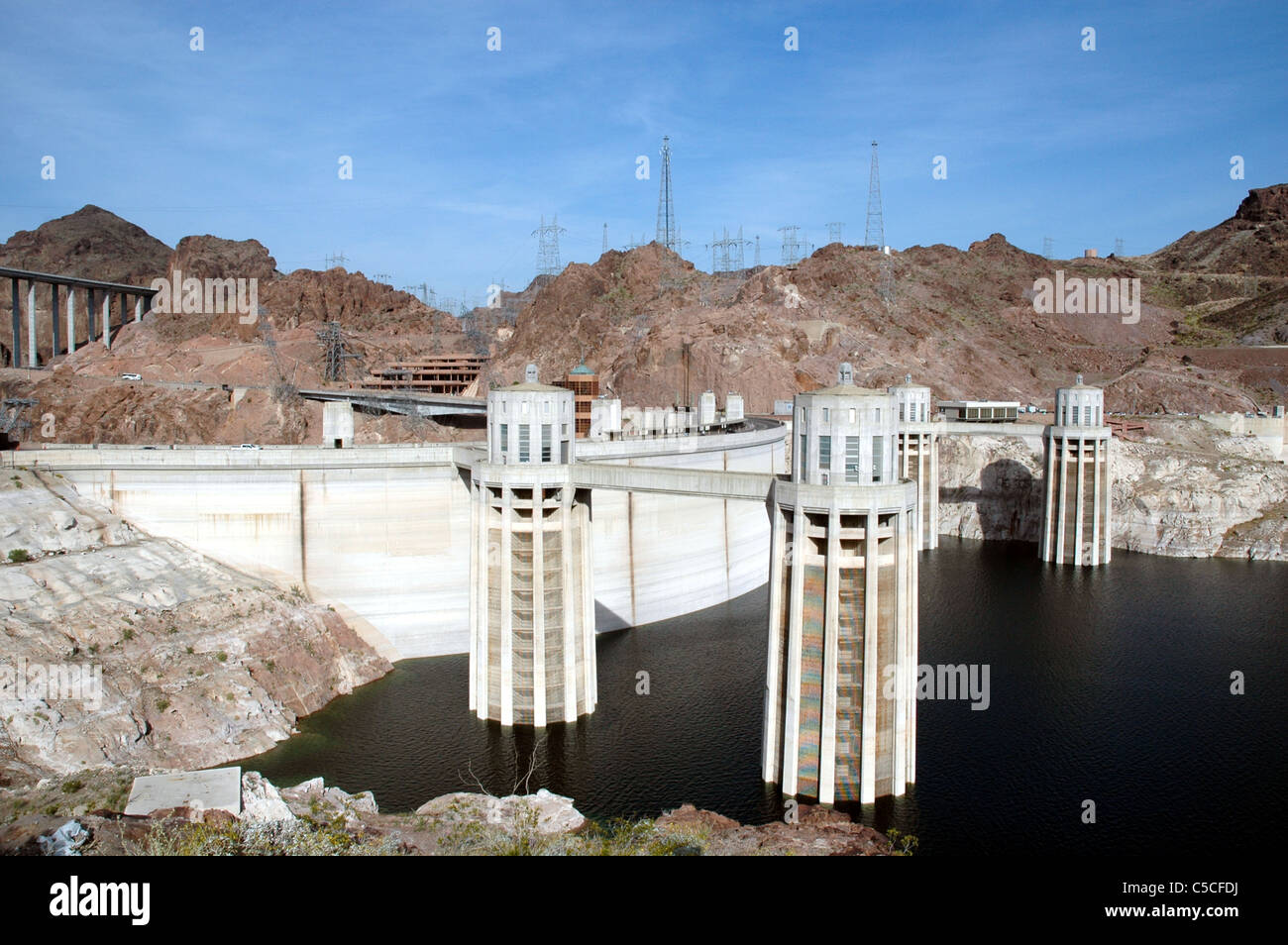 Le Barrage Hoover, crée de l'énergie hydroélectrique et retient l'eau de la rivière Colorado pour former le Lac Mead. Banque D'Images