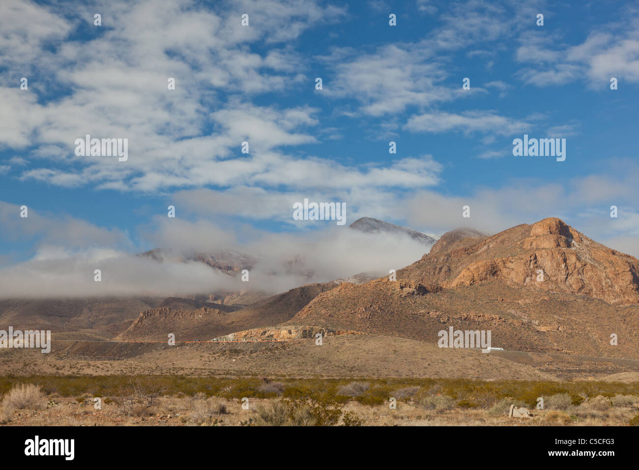 Montagnes couvertes de nuages dans le désert au sud-ouest d'El Paso, au Texas dans l'Amerca Banque D'Images