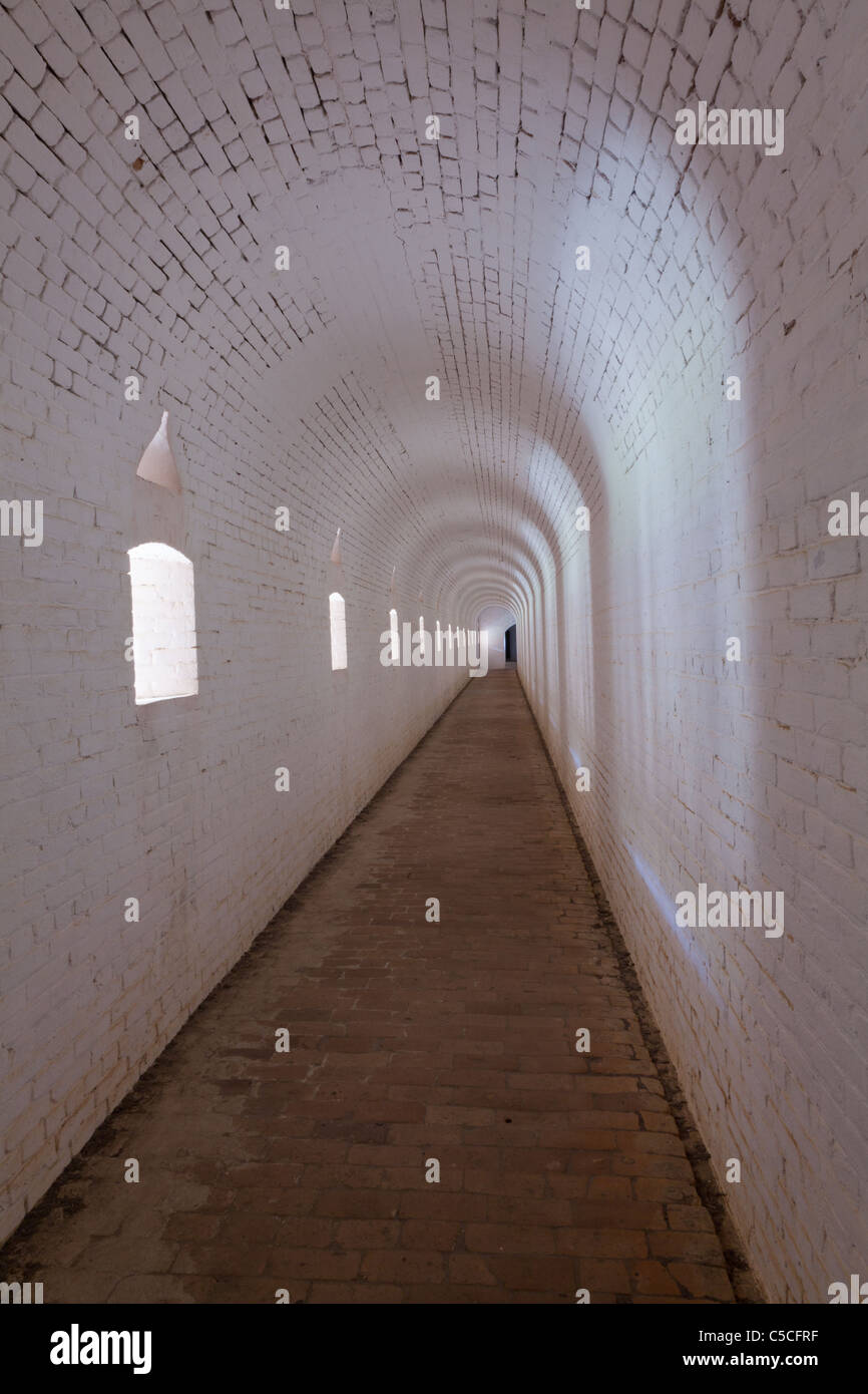 Long Couloir intérieur Fort Barrancas de niveau supérieur, les fenêtres sont les ports d'armes à feu Banque D'Images