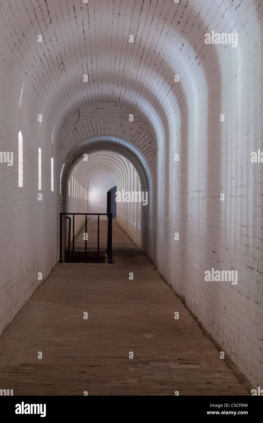 Long Couloir intérieur Fort Barrancas de niveau supérieur, les fenêtres sont les ports d'armes à feu Banque D'Images