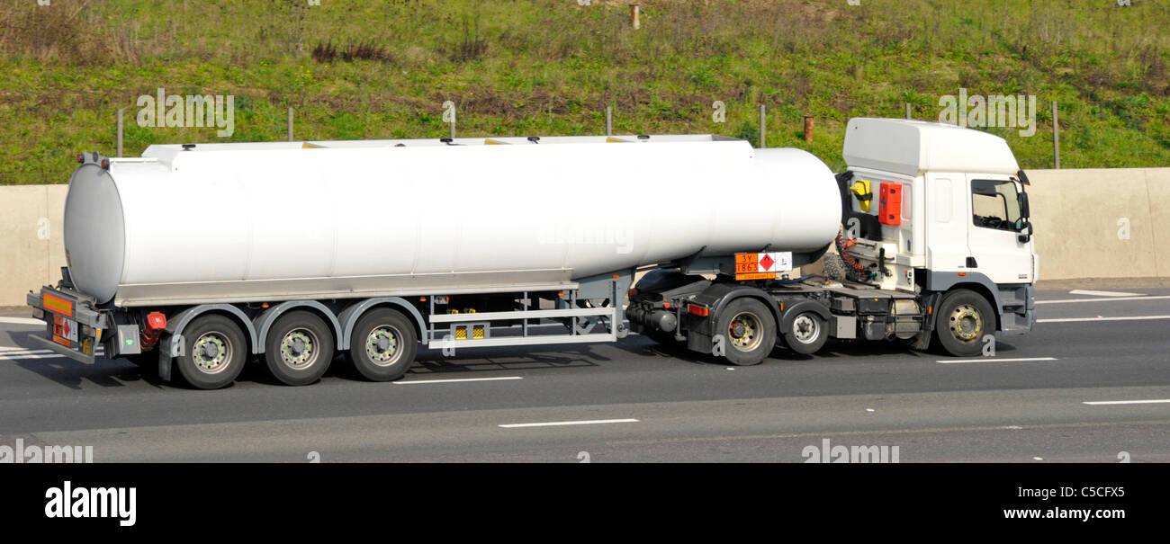 Camion-citerne de carburant non marqué blanc camion articulé et une remorque avec Hazchem Produits chimiques dangereux et de marchandises dangereuses warning sign Banque D'Images