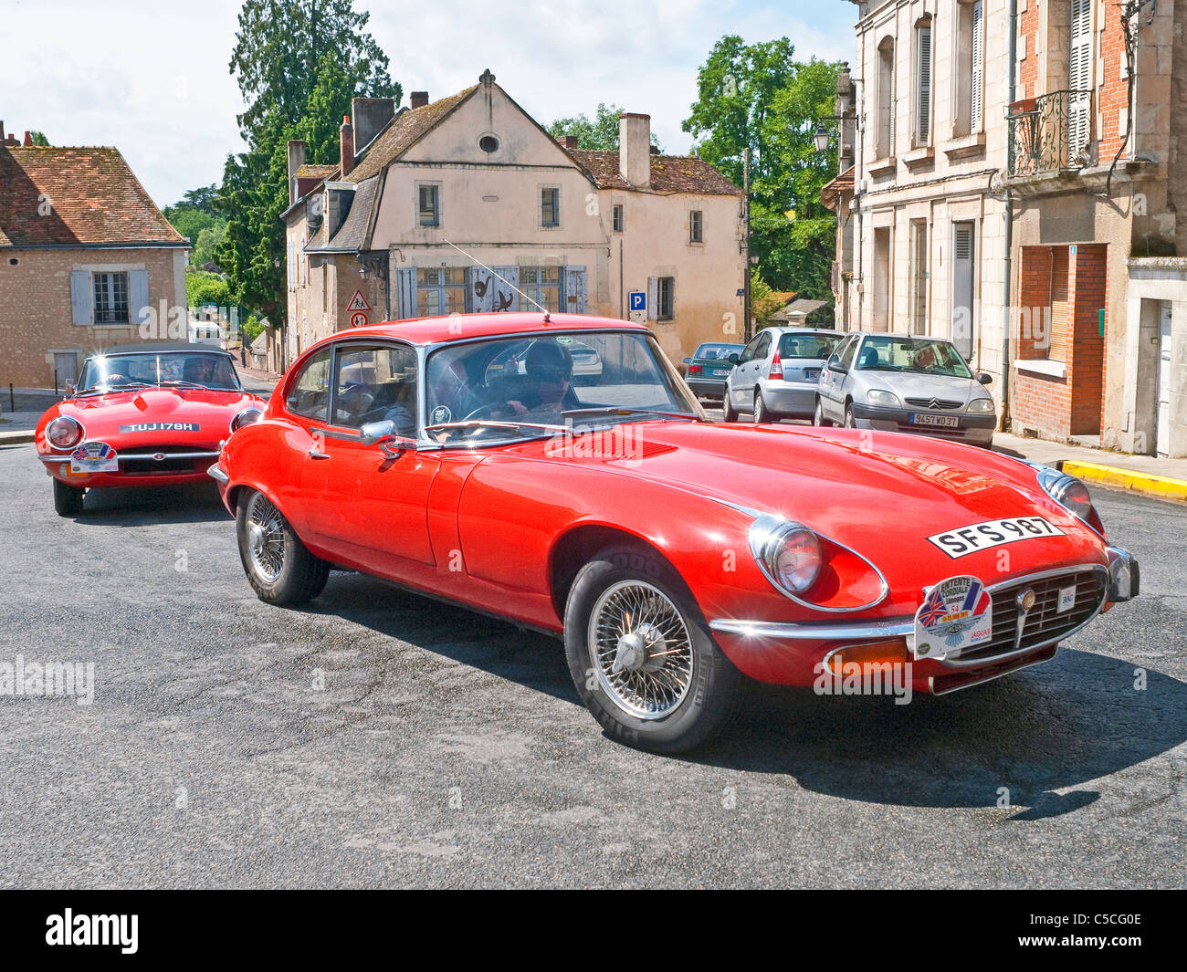 Deux rouge E-Type Jaguar voitures de sport dans la ville - France. Banque D'Images