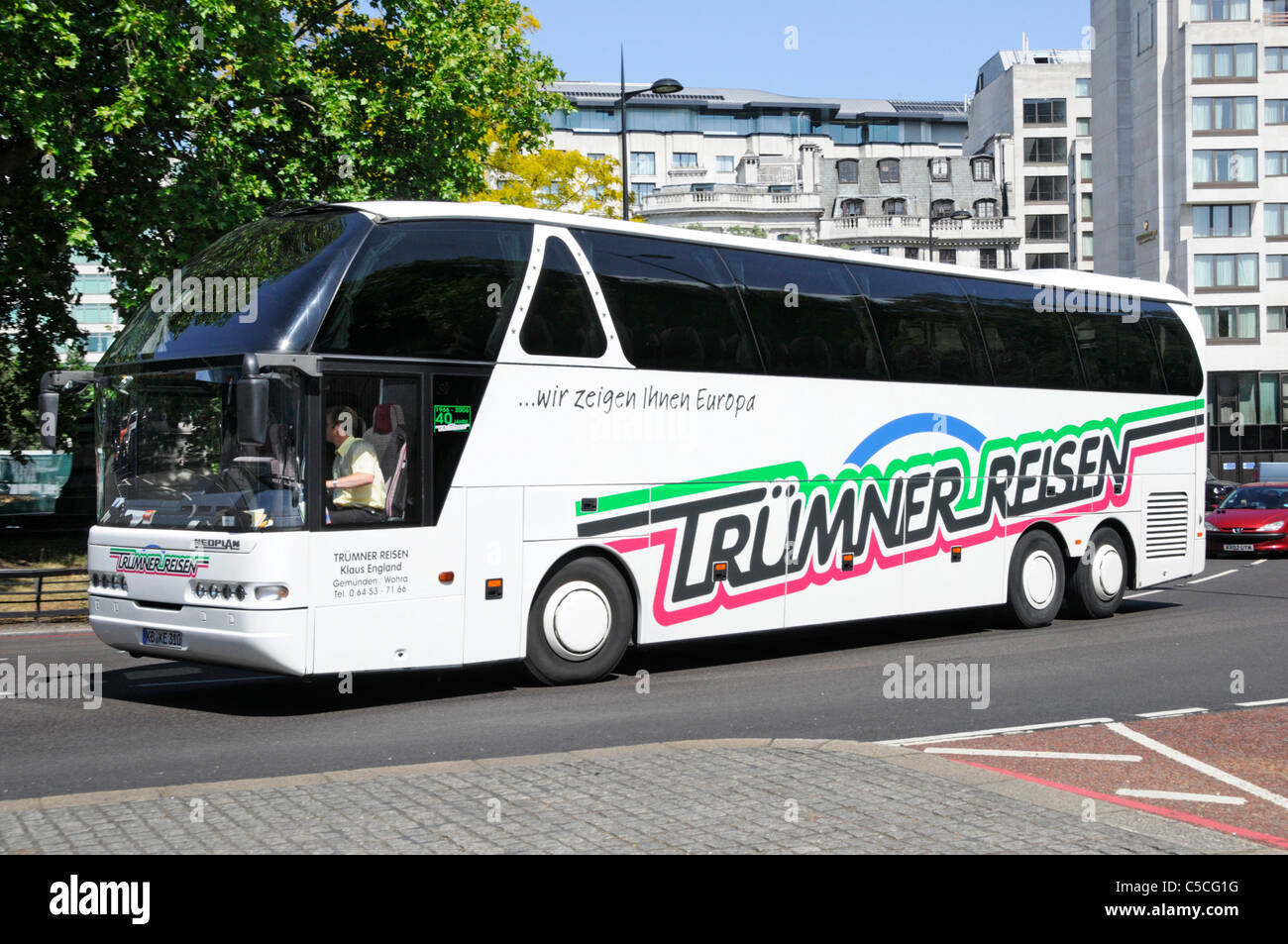 Maison de vacances à conduite à gauche d'autocars de transport en bus de l'Allemagne en voiture sur Park Lane Mayfair Londres Angleterre Royaume-uni Banque D'Images Maison de vacances à conduite à gauche d'autocars de transport en bus de l'Allemagne en voiture sur Park Lane Mayfair Londres Angleterre Royaume-uni Banque D'Images