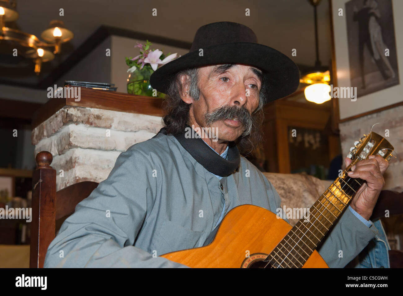 Gaucho chantant et jouant de la guitare, San Antonio de Areco, Province de Buenos Aires, Argentine Banque D'Images