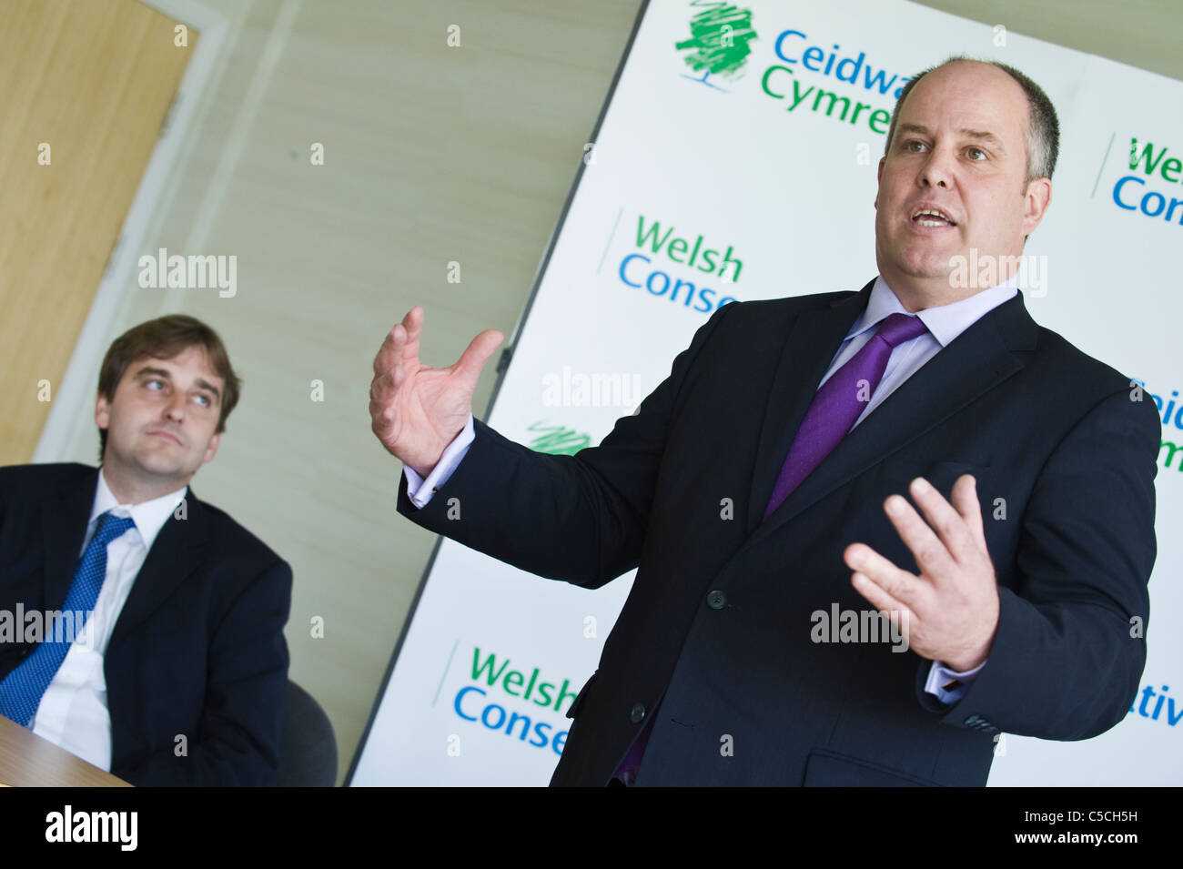Andrew Davies RT SUIS Leader du Welsh conservateurs à l'Assemblée nationale du Pays de Galles (à droite) avec Nick Ramsay suis (à gauche) Banque D'Images