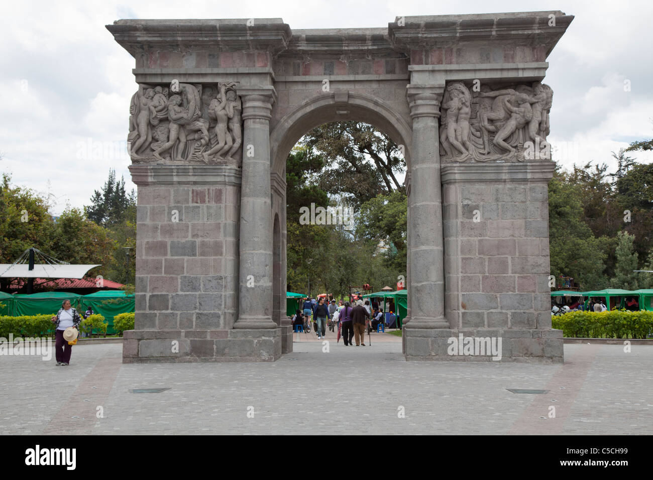 Arc monumental dans Parc El Ejido, Quito, Équateur Banque D'Images