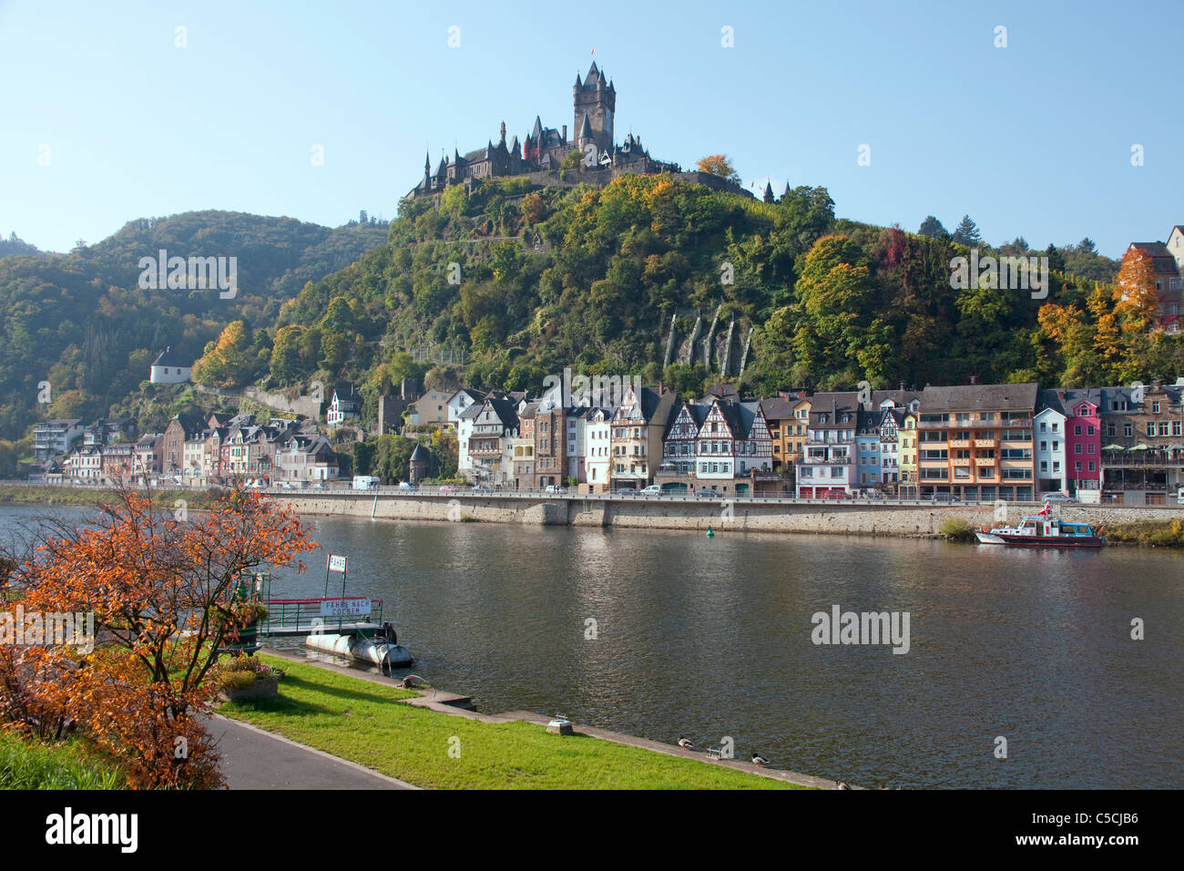 Moselufer und Château Reichsburg Cochem, Herbst, Mittelmosel, Riverside, château de Cochem sur la Moselle, forteresse, automne Banque D'Images