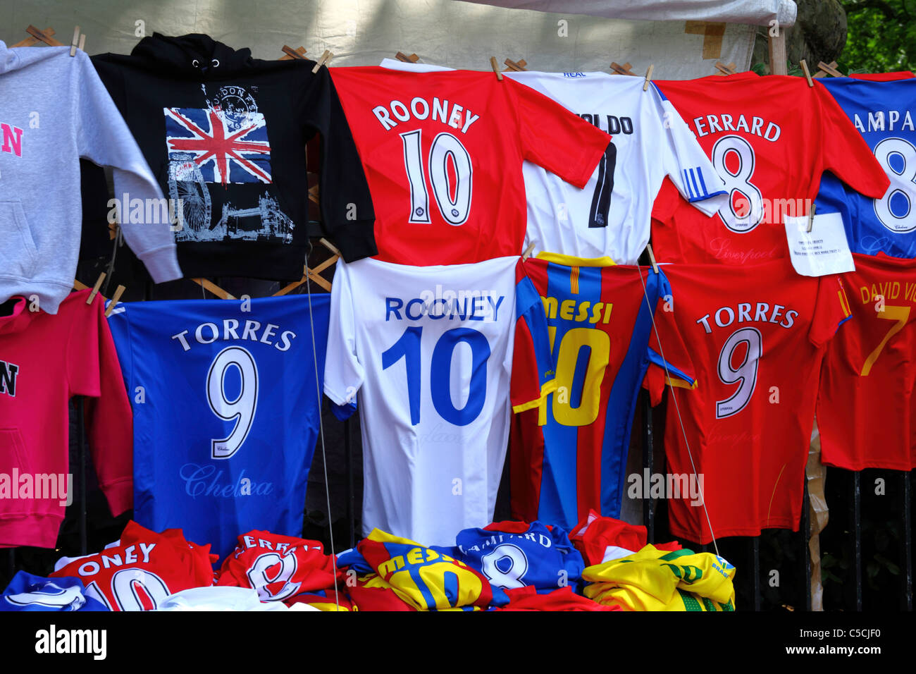 London sweat-shirts et maillots de football à vendre aux côtés de Green Park, Piccadilly, Londres, Angleterre Banque D'Images